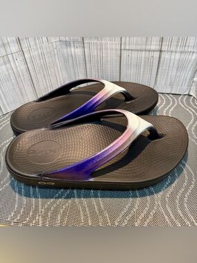OOFOS OOlala Purple Holographic Flip Flops Sz 6